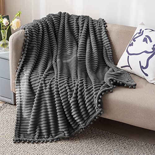 DISSA Fleecedecke Doppelgröße - 60x80, Dunkelgrau - Weich, Plüsch, Flauschig, Warm, Gemütlich - Perfekter Überwurf für Couch, Bett, Sofa - mit Pompon-Fransen - Flanelldecke Überwurf Decke Cover
