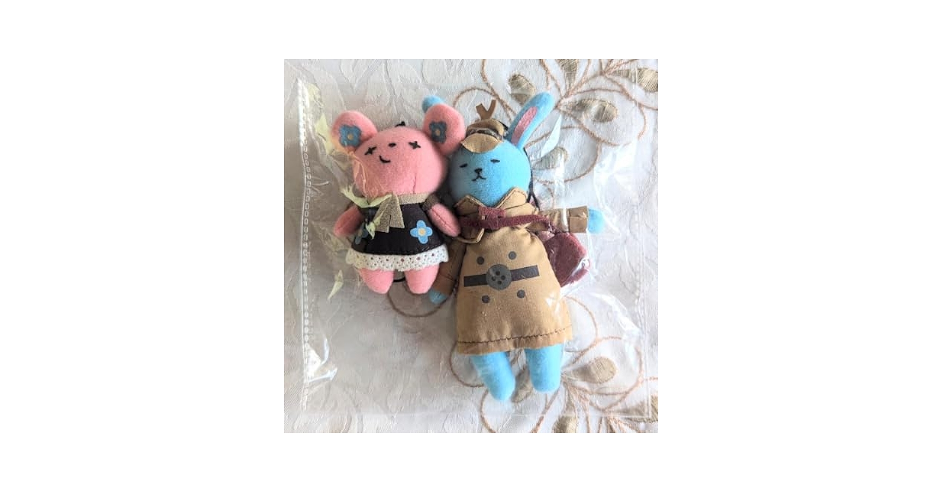 ホームズとアイリスのミニぬいぐるみ プライベートトランク 大逆転裁判イーカプコン カプころんに「大逆転裁判」シリーズから「御琴羽寿沙都」と