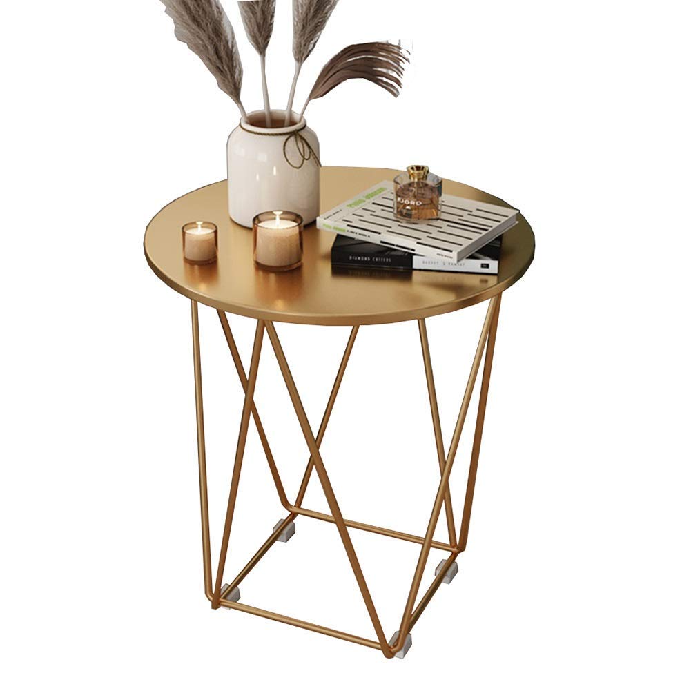 Table basse ronde en métal dorée pour aménager un balcon cosy