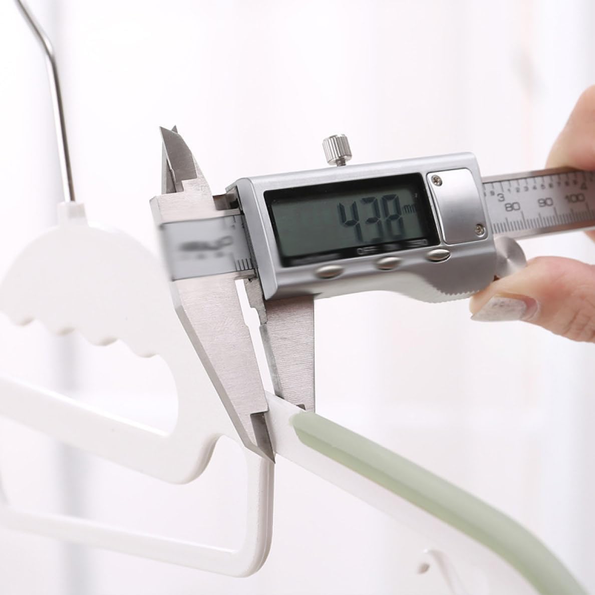 ハンガー 滑り止め 10本組 衣類ハンガー 滑らないハンガー 肩部分に凹み付き 防風ハンガー 超薄型 便利な収納 洗濯 オーバーコー