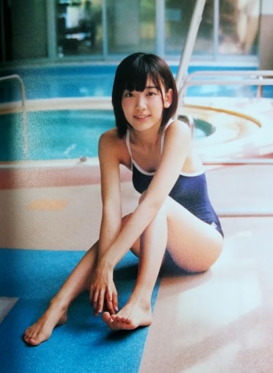 宮脇咲良　写真集とDVD 備品❗️ Amazon.co.jp: 非売品 DVD 宮脇咲良/ファースト写真集「さくら