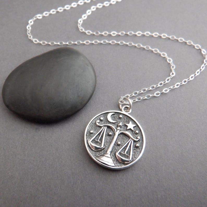 Collar de Libra en plata de ley 925. Signo zodiacal de la balanza. Símbolo astrológico. Planeta regente Venus, diseño de moneda de doble cara | Con cadena de 45 cm | Chapado en plata | L_PN_0247