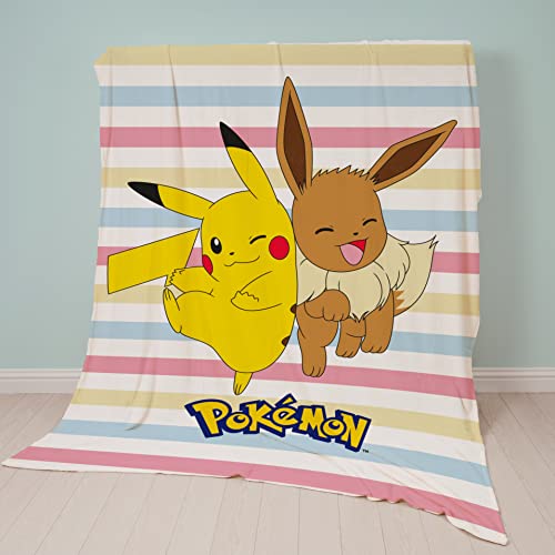 Familando Große Kuscheldecke Pokemon Decke flauschig · 160x200 cm · Motiv mit Pikachu und Evoli · Tagesdecke für Kinder aus 100% Polyester