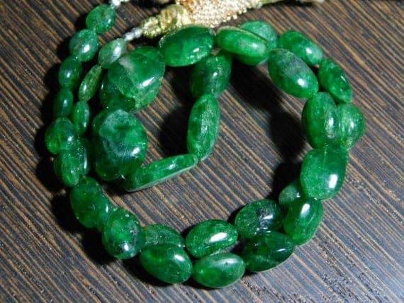 Tsavorite perles nuggets à porter en collier d'été pour un style bohème