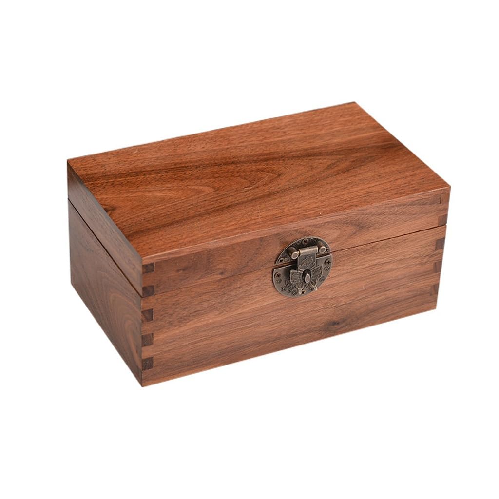 Boîte à bijoux en bois sur un bureau pour organiser ses colliers