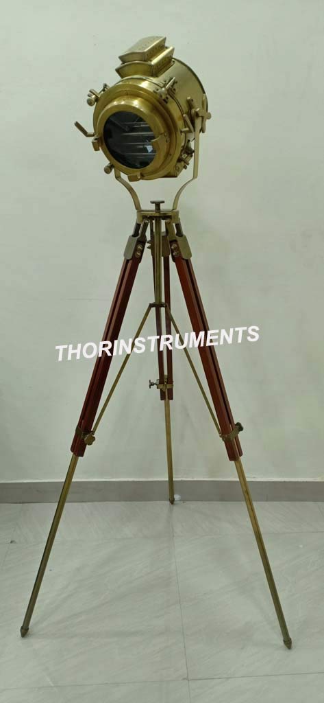 アンティーク調　サーチライト　フロアライト　木製三脚 Amazon.co.jp : THORINSTRUMENTS (デバイス付き) アンティーク