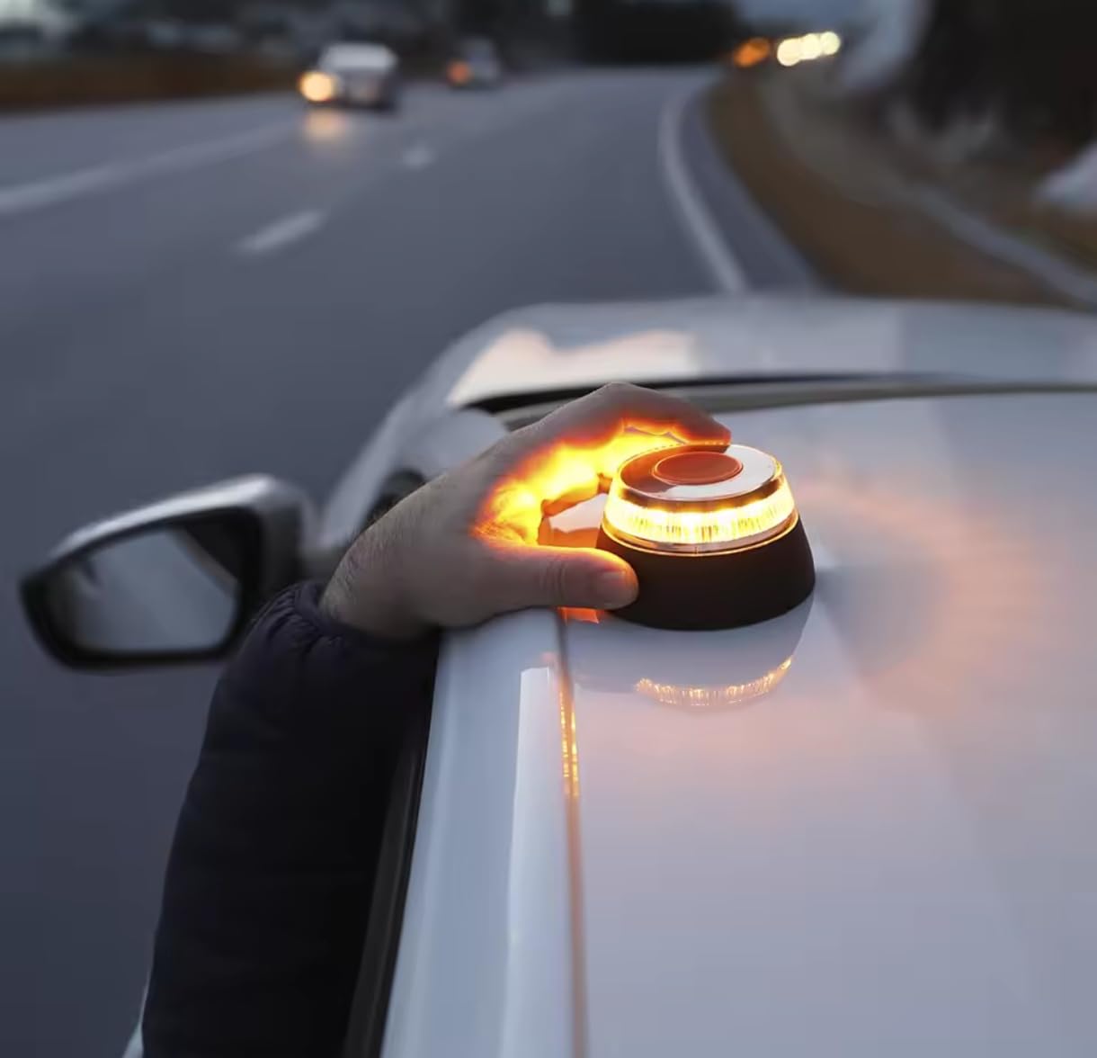 Baliza v16 geolocalizada homologada dgt 3.0,luz de Emergencia LED, Iluminación 360 Grados, valida hasta 2038 con app incluida,tarjeta SIM y datos incluidos más adaptador sustitución pilas conexión USB