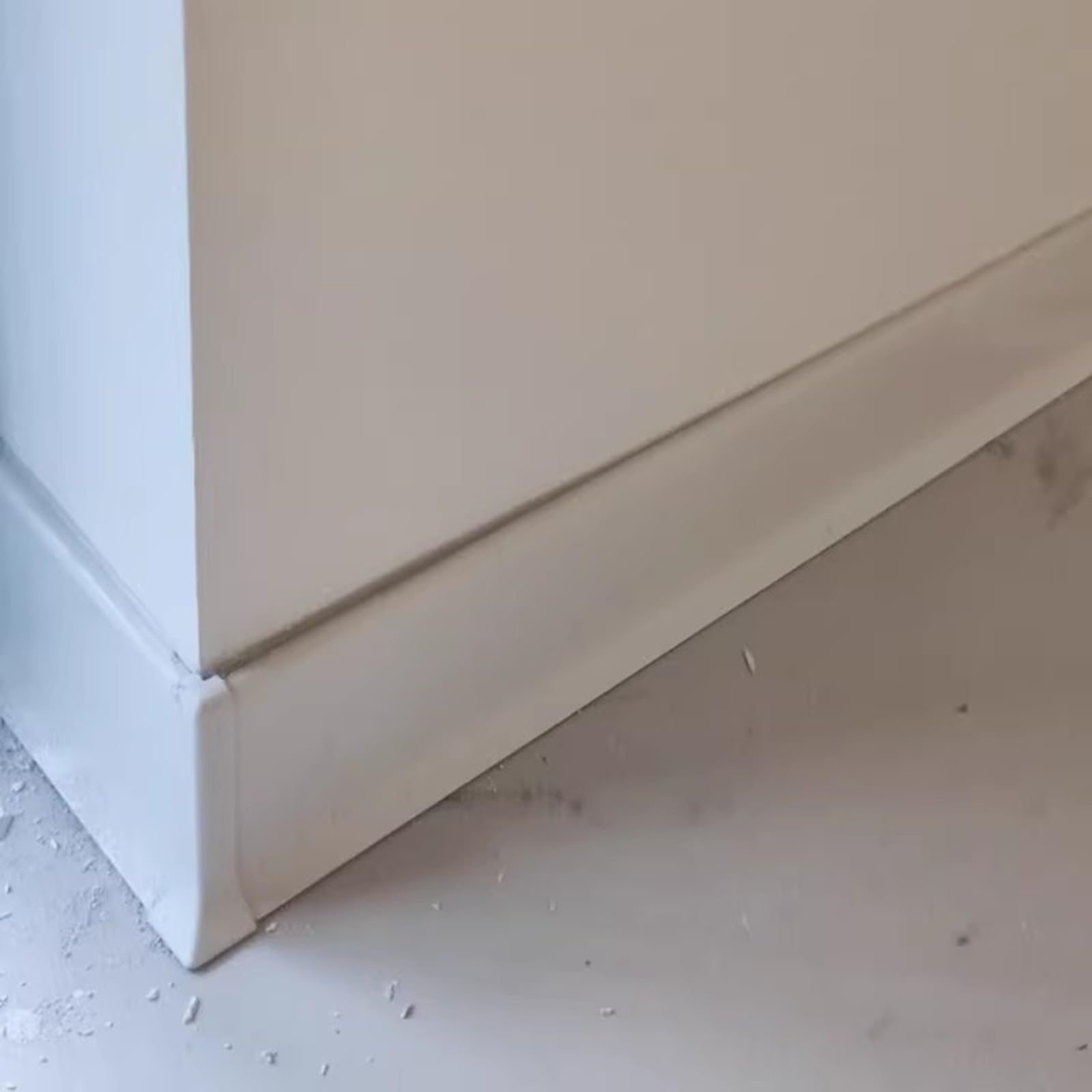 Battiscopa Rivestimento del battiscopa bianco, Rivestimento flessibile del modanatura del battiscopa, Rivestimento del pavimento in alluminio per ufficio/ casa, Installazione perforata(H 1.6inch/4cm,L