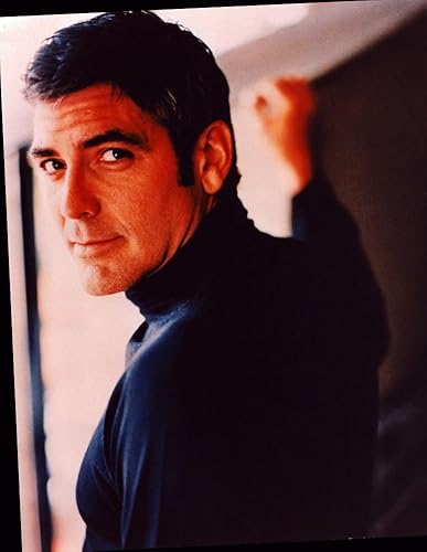 Posterazzi George Clooney - Impresión fotográfica con cuello de tortuga negra sobre el hombro (8 x 10) - N. de artículo PIC00148