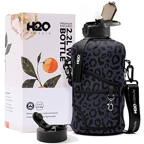H2O Capsule - Botella de agua de medio galón, 2.2 L, con funda de almacenamiento y popote extraíble, contenedor grande reutilizable sin BPA con asa, 2.2...