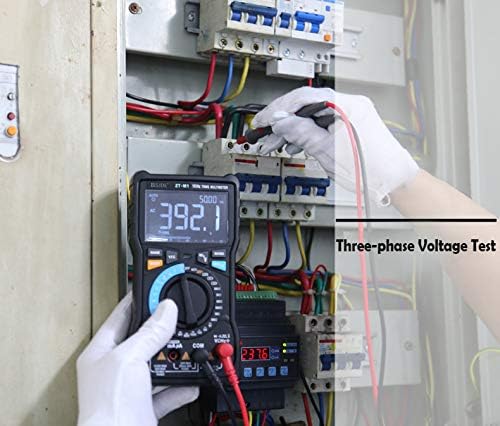 Multimeter measuring three-phase voltage v elektrickém rozvaděči