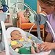 Bright Starts Whimsical Wild automatische Babyschaukel, zusammenklappbar, mit 6 Melodien und 2 Spielzeugen