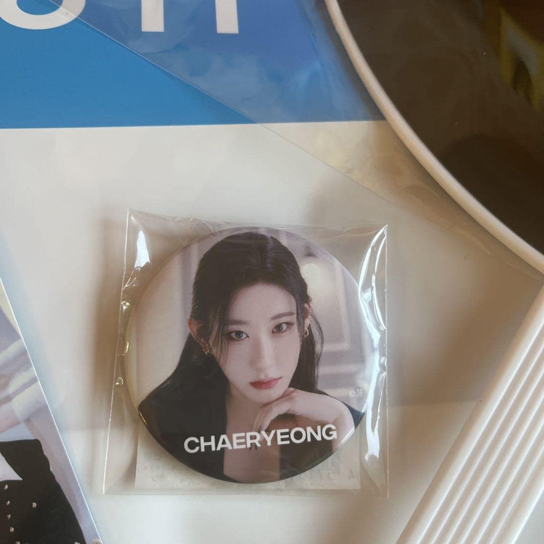 Amazon.co.jp: ITZY チェリヨン うちわ 缶バッジ ラントレ JYP袋