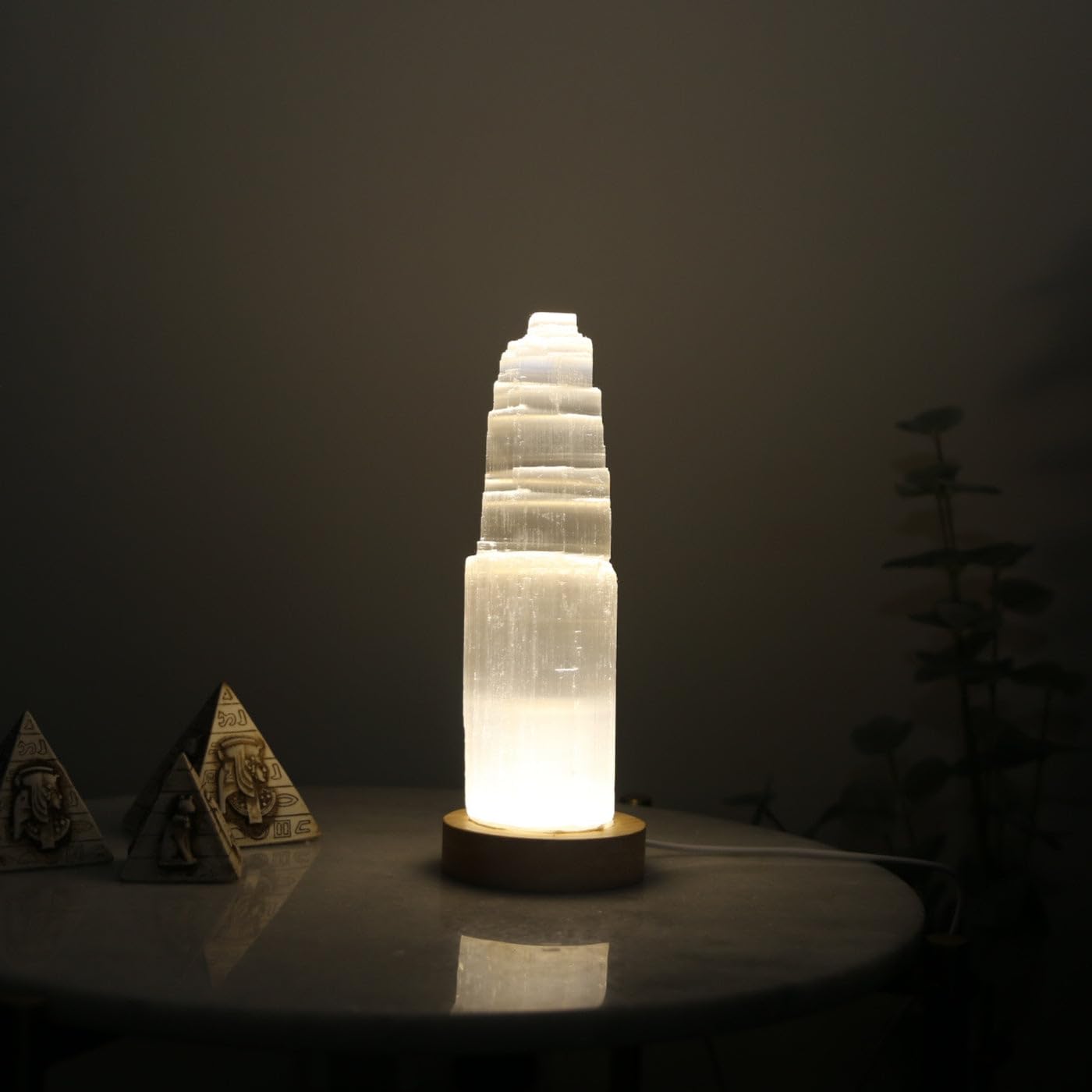 VL Pure Selenit USB Crystal Rock Dimmbare Lampe mit 3 wechselbaren Farben Bergturm Lampe Handgefertigte Holzbasis Meditation Heilung Energie Mineral Heimdekoration (20cm)