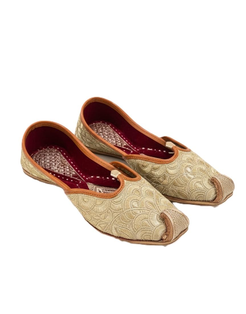 Gold Embroidered Traditional Curled-Toe Mojari with Maroon Lining-image-22