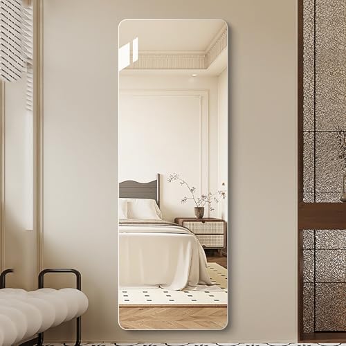 Prova la qualità HD con il nostro specchio premium. Il Clear Reflection ripristina i colori veri, mostrando accuratamente ogni dettaglio della tua routine quotidiana, dall'applicazione del trucco alla rasatura. Goditi un'esperienza visiva senza distorsioni che migliora la tua toelettatura e styling. Perfetto per uso domestico o in viaggio. Migliora il tuo riflesso con questo accessorio essenziale per il bagno!