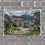 Cave Man Bar Trahzon: Ein malerisches Dorf eingebettet in die Berge, Tapisserie, Mann, Cabe, Dekor-Flaggen für Zimmer & Teenager (100 x 150 cm)