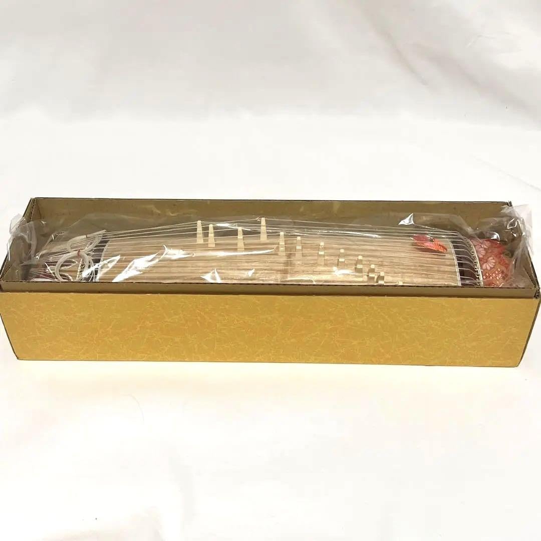 13弦お琴です。小型です。琴柱他一式付きです 13弦お琴です。小型です。琴柱他一式付きです 琴 13弦 琴柱付 箏 琴 13