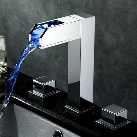 Robinet de lavabo cascade chromé et lumineux pour intérieur moderne