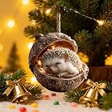 【Design de forêt enchanteur】: inspirés par la beauté tranquille de la vie des bois, ces décorations d'animaux en forme de pomme de pin présentent d'adorables créatures de la forêt telles que les écureuils, les renards, les hérissons, les lapins, les hiboux ou les rouge-gorges nichés dans des capsules de glands ouvertes, ajoutant une touche de charme rustique confortable à votre intérieur.