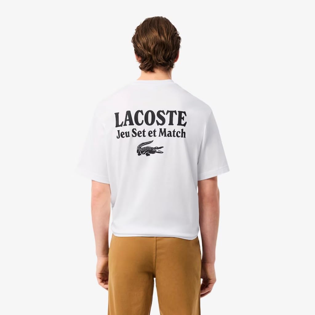 Lacoste Camiseta Blanca Jeu Set et Match, Algodón Orgánico, Corte Holgado, Manga Corta, Estampado Gráfico con Cocodrilo Bordado, Hombre