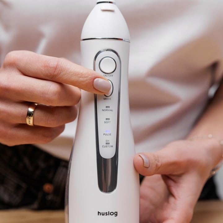 Huslog Munddusche Kabellos, Tragbar Elektrischer Zahnreiniger mit 4 Modi & 2 Düsen, 150 ml Wassertank, IPX7 Wasserdicht, 10–90 PSI Water Flosser für Zahnspangen und Brücken, Weiß – Bild 5