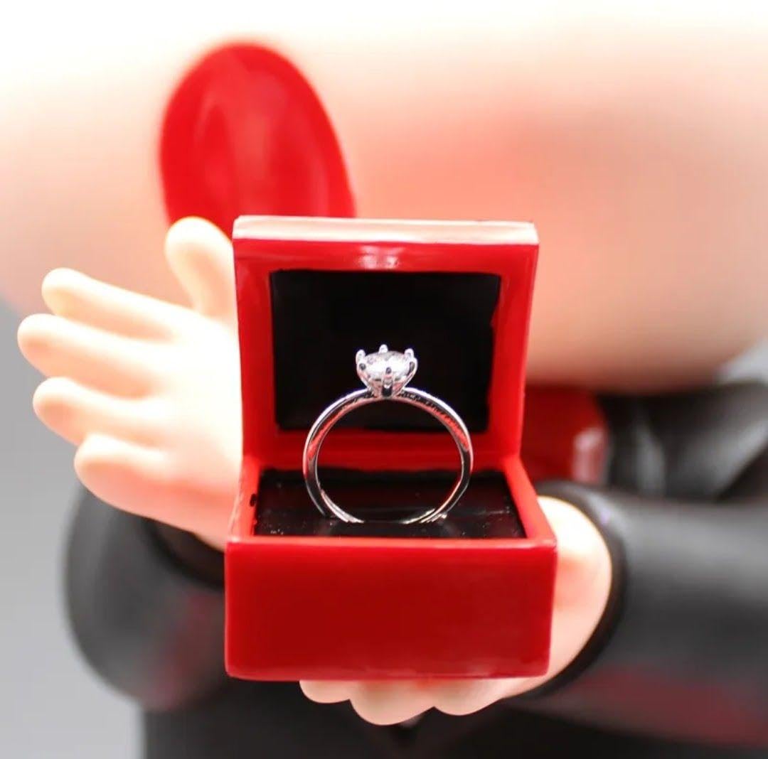 42cm クレヨンしんちゃん プロポーズフィギュア　特大 指輪付き 海外輸入 42cm クレヨンしんちゃん プロポーズフィギュア 特大 指輪付き