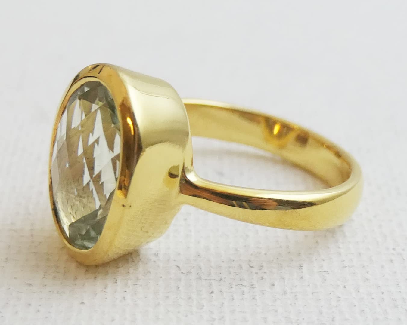 Anello in argento sterling placcato oro con ametista verde