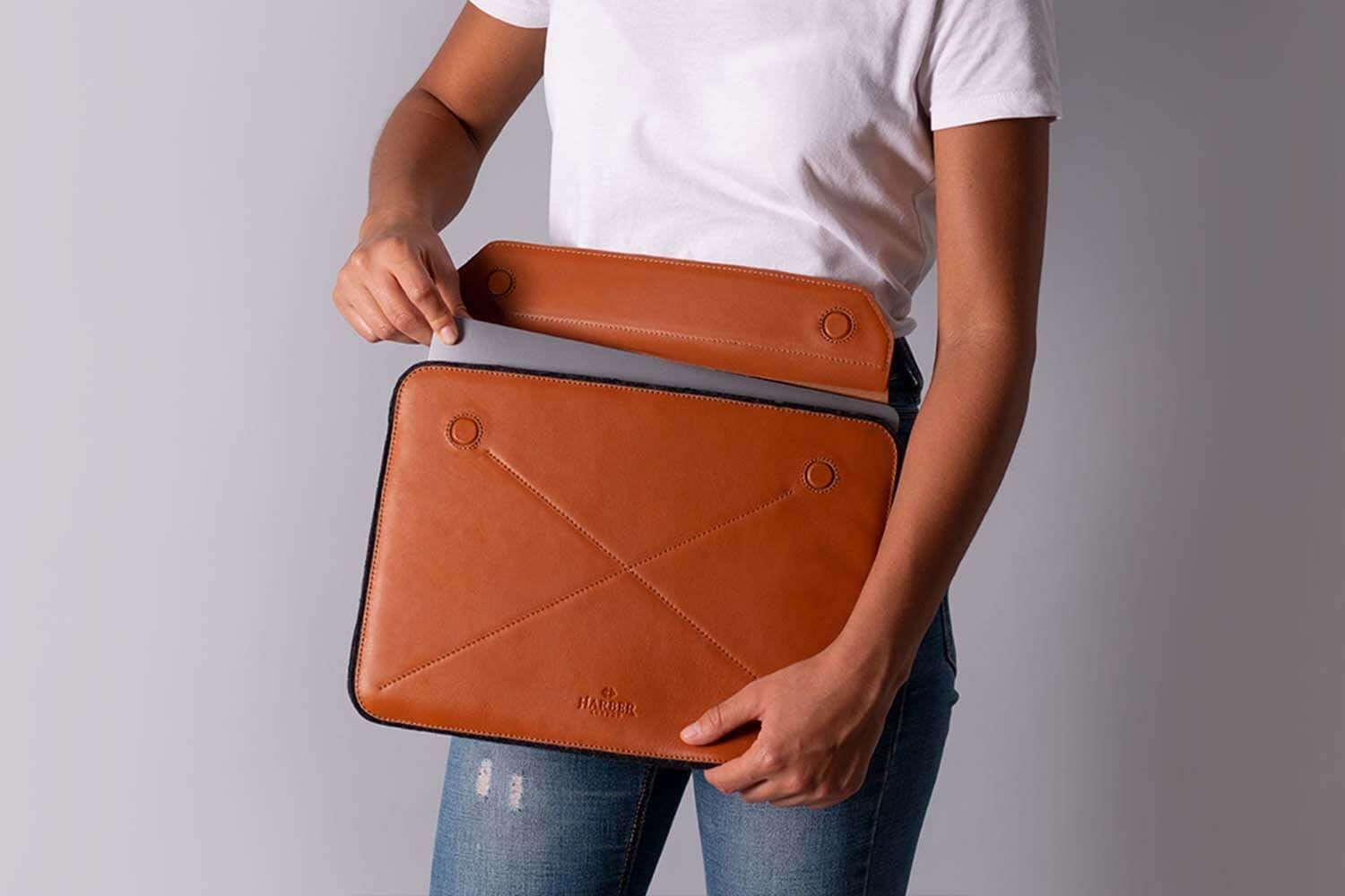 Harber London - Funda sobre Magnético para MacBook | Compatible con Macbook Air 13" (2018 / M1-2020) | Color Negro | Hecho a Mano con Materiales Resistentes y Certificados Ecológicos