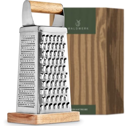 WALDWERK Grattugia Design (24,5x10,5 cm) – Grattugia formaggio manuale in acciaio inox con lame incise – Grattugia verdure con vassoio raccoglitore in legno massello senza plastica