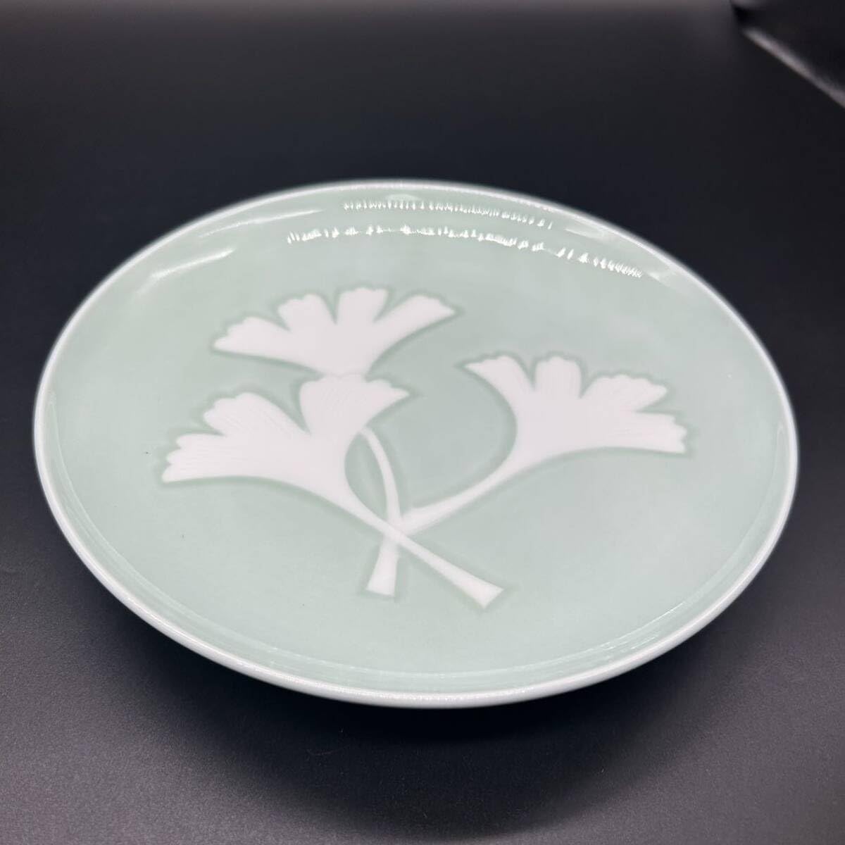 Amazon.co.jp: 人間国宝 井上萬二 青白磁 公孫樹文 皿 小皿 ケーキ皿