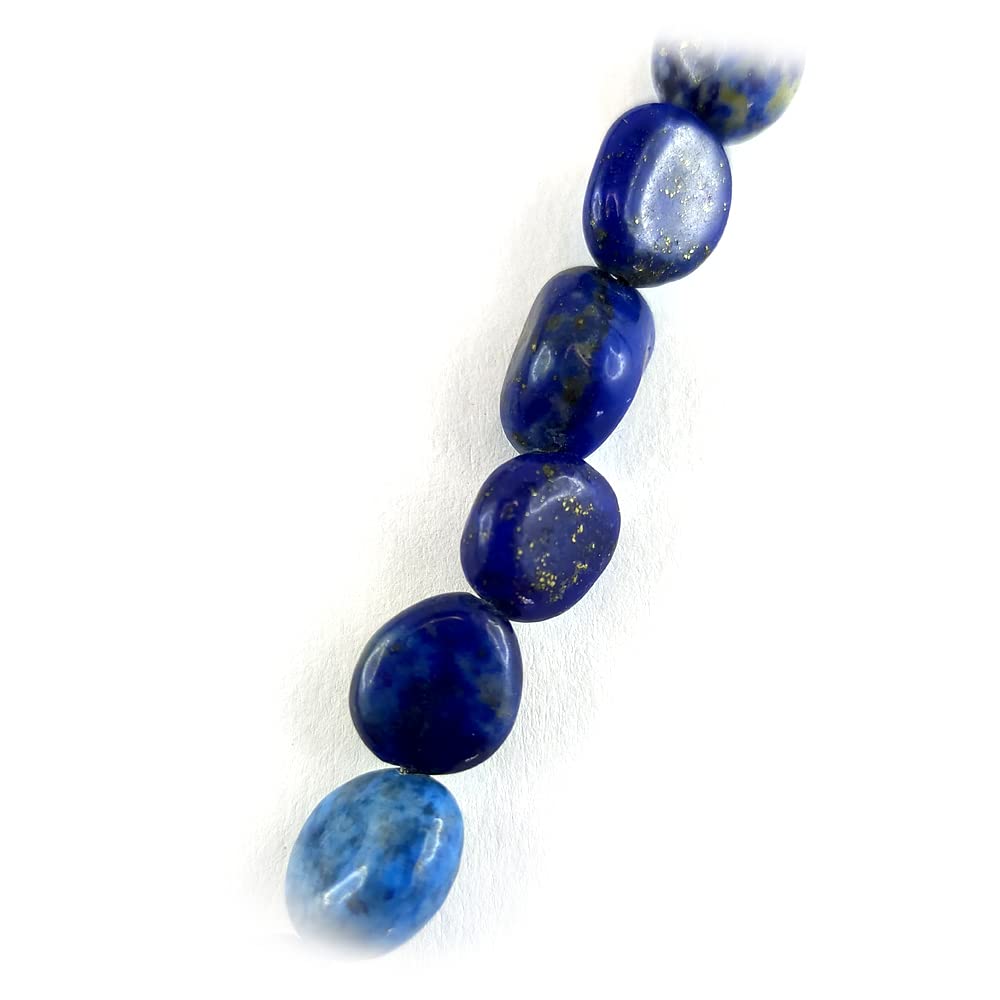Collana blu con perle naturali di lapislazzuli (non tinto) a forma di piccoli ciottoli irregolari. Chiusura ad anello a molla in argento 925 o ottone placcato oro.