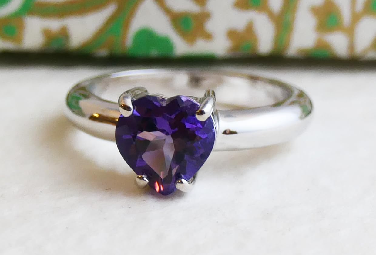 Anillo de plata esterlina con corazón de piedras preciosas de amatista