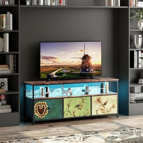 Design Senza Tempo: Questo mobile TV combina funzionalità moderna e fascino vintage, grazie ai cassetti in tessuto unici con stampe retrò, perfetti per qualsiasi ambiente.