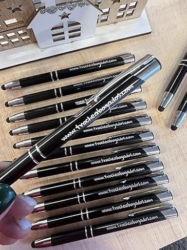 Uvimark - 25 Bolígrafos con Puntero Personalizados - Regalos Publicitarios - Merchandising Regalos de Empresa - Detalles de Boda - Artículo Promocional | Ya disponible en tu tienda friki favorita! En mundofriki.es!