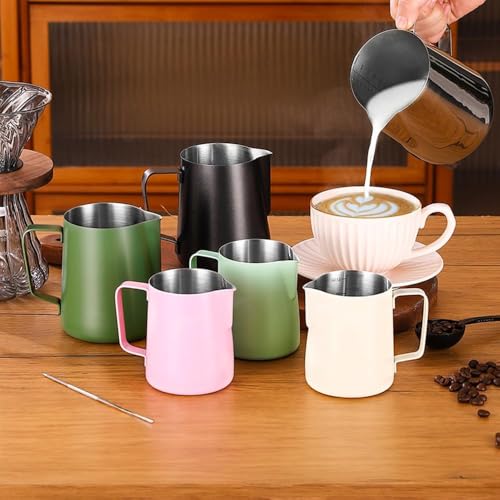 Miniatura 6 de Zuquik Jarra De Leche De Acero Inoxidable, 750 Ml, Con Medición Mark 24 Oz, Jarra De Espuma De Leche Con Dispensador De Cacao, 16 Plantillas Y Bolígrafo Para Capuchino Y Espresso, Nior