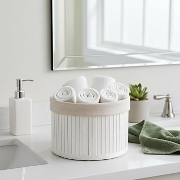 Deconox Yuvarlak Bambu Düzenleyici ve Saklama Sepeti – Beyaz Ahşap Çıtalı Banyo, Makyaj ve Ofis Organizeri, Kumaş Astarlı Çok Amaçlı Dekoratif Kutu (18x13 cm)