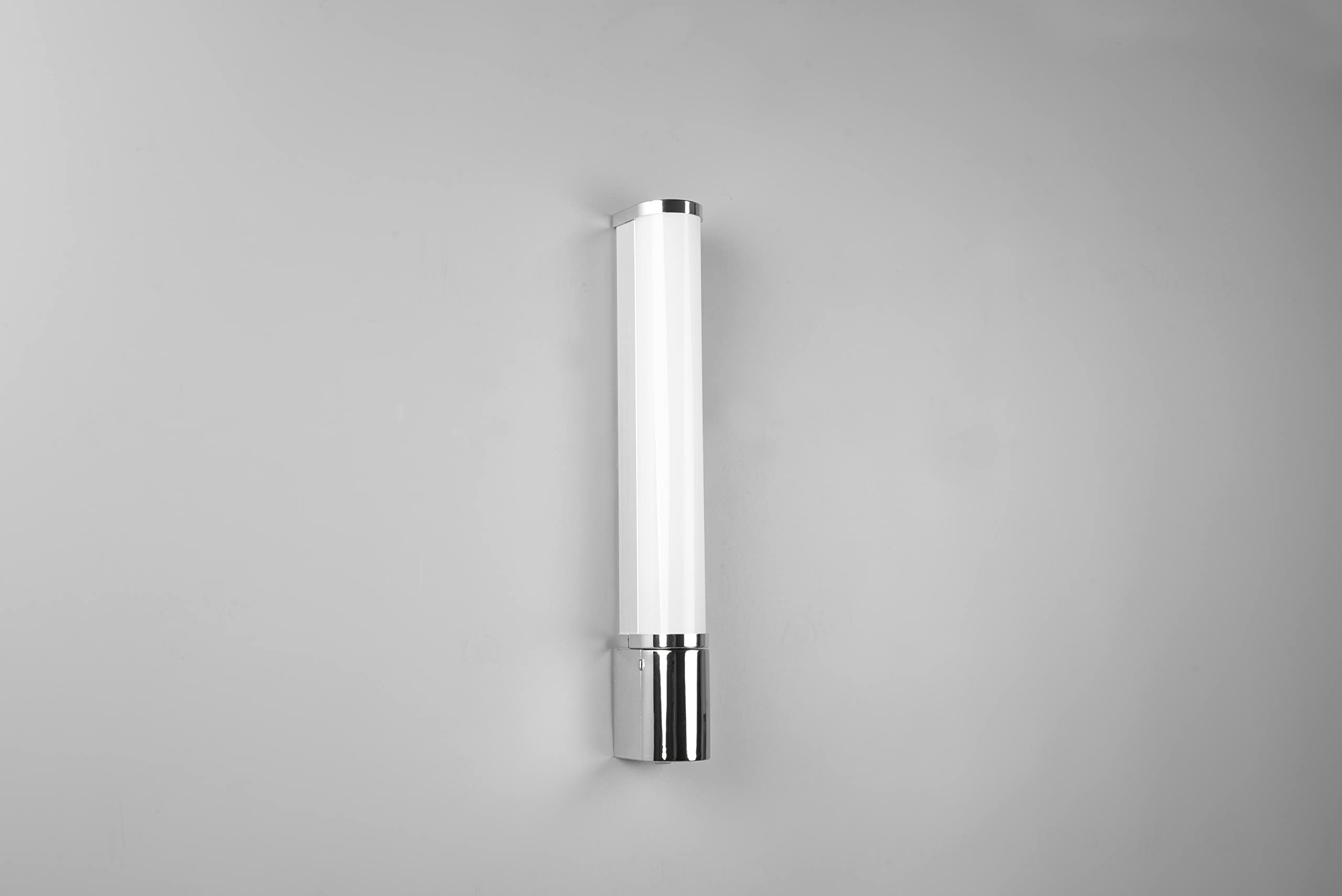Trio Leuchten Lampada da parete a LED Piera 284074206, in plastica cromata, con LED da 8 Watt, interruttore, presa elettrica