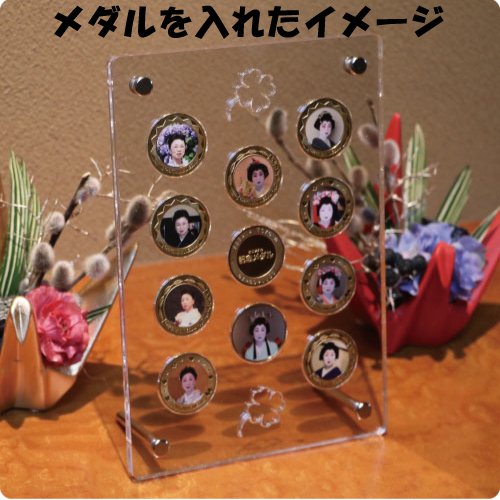 Amazon.co.jp: 記念メダルアクリルフレーム11穴／観光地にある刻印