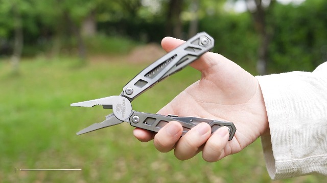 MOSSY OAK Multitool, 21-in-1 Stainless Steel Pocket Knife with G10