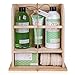 Set de regalo de Aloe Vera de la Colección Premium en un estante de madera con gel de ducha, loción de manos, crema de baño, bombas de baño y una toalla de sisal