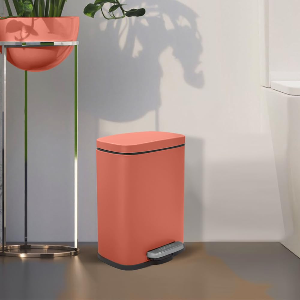 Set 2 Accessori Bagno Pattumiera 5 Litri A Pedale Con Chiusura Rallentata E Portascopino Con Ciuffo Removibile - In Acciaio Color Terracotta Opaco – Design Moderno Axin Anti-Impronta