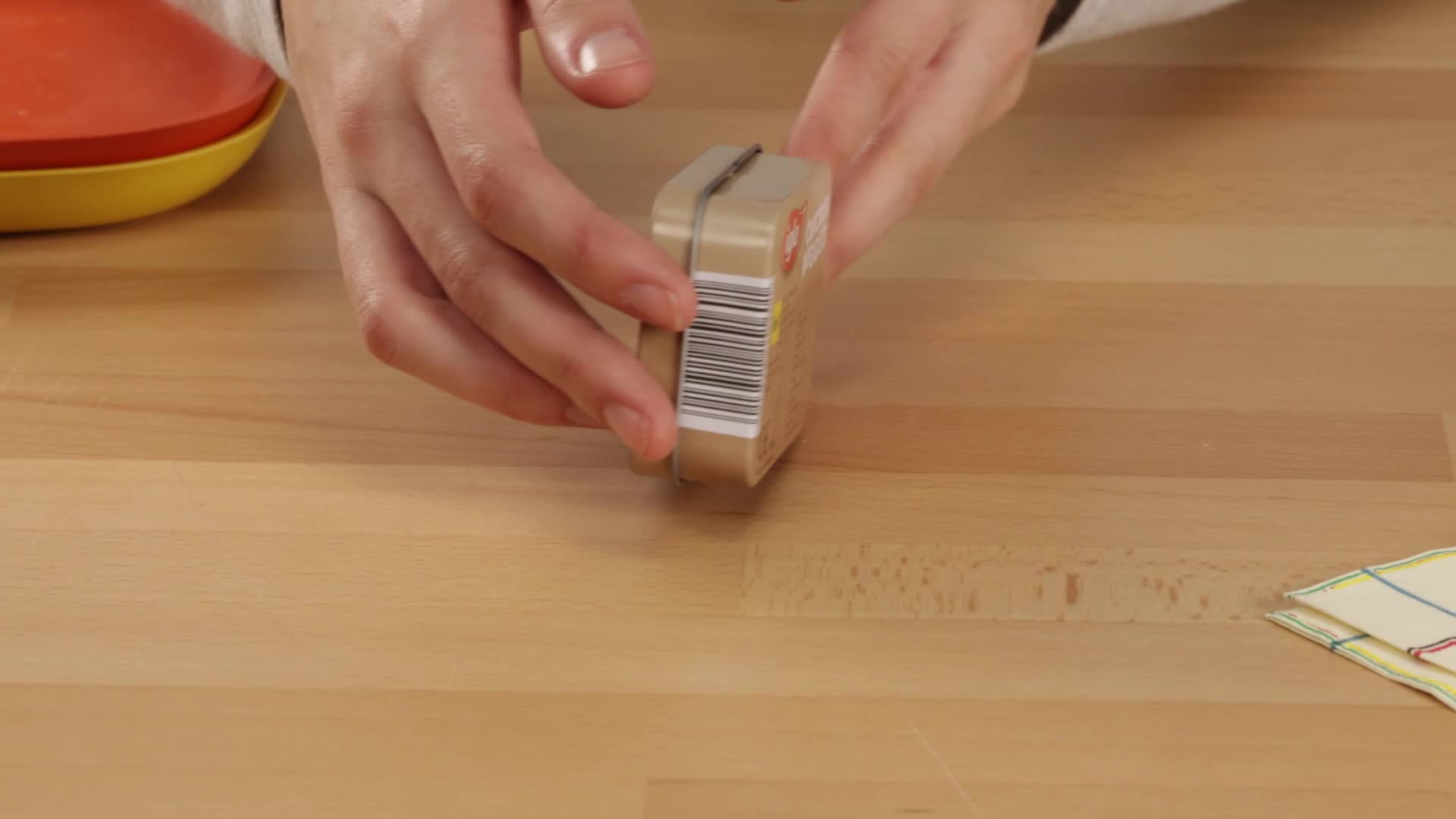 Morceau De Poitrine De Poulet Dans Une Boîte De Conserve Avec étiquette Morceau De Poitrine De Poulet Dans Une Boîte De Conserve Avec étiquette