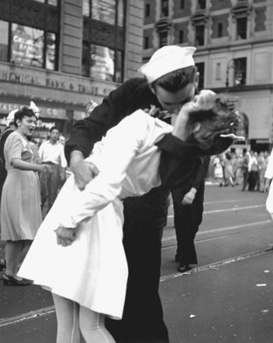 New 8x10 World War II Photo: New York City Celebrating VJ Day