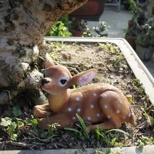 Amazon Co Jp 本物そっくり 愛くるしいお顔の バンビちゃん お庭の かわいい ガーデングッズ 小鹿さんの 置物 ｂタイプ Diy 工具 ガーデン