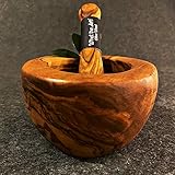 Ecológico, sostenible y social: promovemos la artesanía tradicional, nos comprometemos a la diversidad cultural y actuamos de forma ecológica, sostenible y social. Solo cuando el olivo deja de dar frutos y es necesario plantar un nuevo árbol para preservar la cadena alimentaria, se procesa la madera del olivo viejo. Por lo tanto, un excelente proceso consciente de la naturaleza y el medio ambiente.