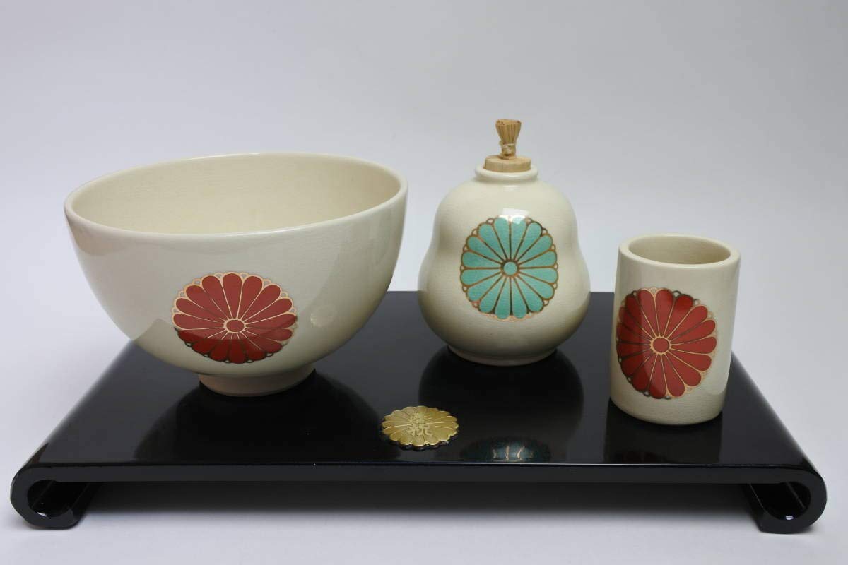 孝明天皇様御膳御用 茶碗 壱対 菊紋 孝明天皇様御膳御用 茶碗 壱対 菊