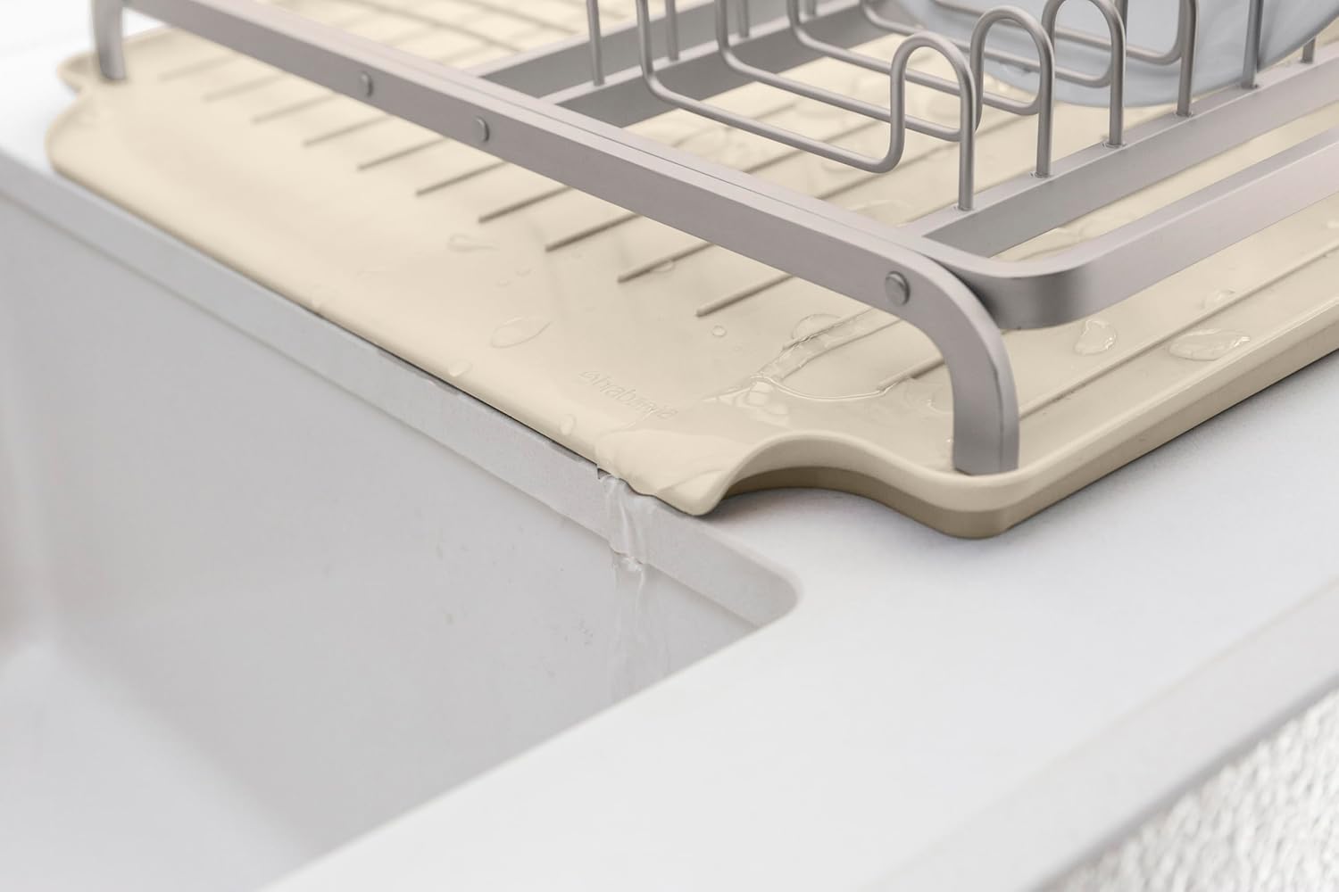 Brabantia Égouttoir Vaisselle SinkSide (Beige Clair), Égouttoir Vaisselle sur évier Polyvalent avec Panier à Couverts Amovible, Organisateur Plan de Travail Cuisine avec egouttoir Couverts intégré