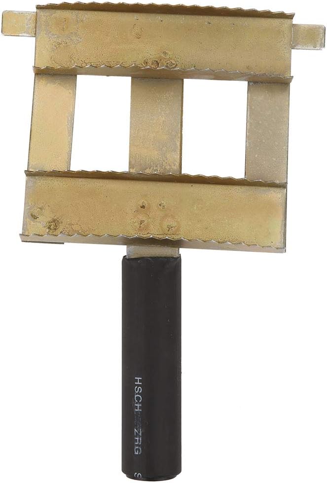 Livestock Shedding Comb for Cattle, Cow and Bull Grooming Tool with Ergonomic Handle, Rounded Iron Teeth Rake Comb for Removing Dead Undercoat Hair and Relieving Itch