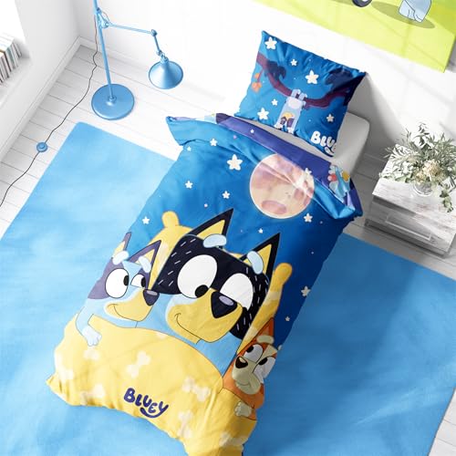 Halantex Bluey Junior Duvet Set - 120 x 150 cm With Pillowcase 62 x 42 cm - Soft and Cozy Poly-Cotton Bedding Featuring Under the Stars Design - Perfect for Young Fans Machine Washable